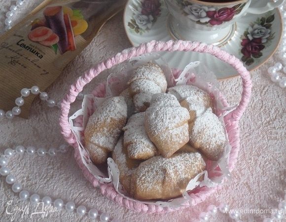 Подаем печенье, посыпав сахарной пудрой.