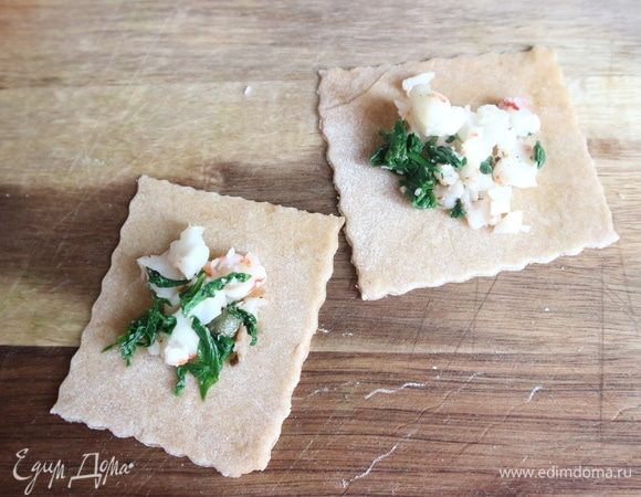 Затем разрезать на прямоугольники,  положить немного начинки на каждый прямоугольник теста.