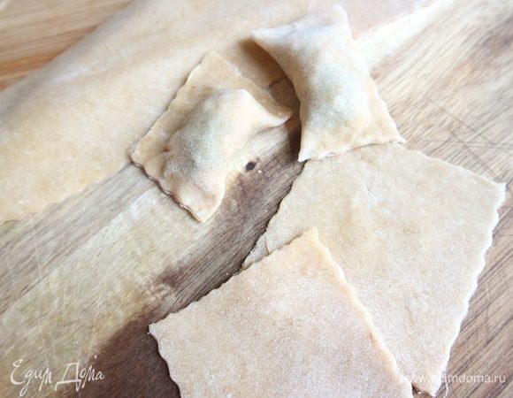 Смазать края яичным белком, запечатать пасту.