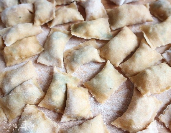 Фаршированная паста готова. В кипящий бульон, в который добавлен сушеный лук и вяленые томаты, опустить пасту, после всплытия на поверхность бульона варить 2-3 минуты — до состояния аль денте.