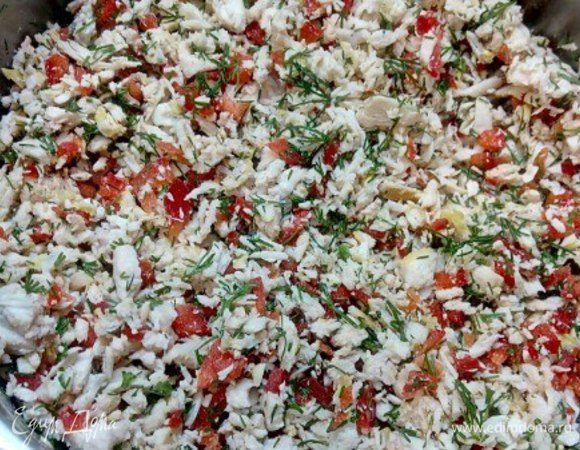 Отварить куриную грудку в бульоне с приправами. Куриную грудку, болгарский перец и укроп мелко порезать, сыр натереть на мелкой терке, добавить специи, сметану и все перемешать. Количество ингредиентов можно регулировать по вкусу.