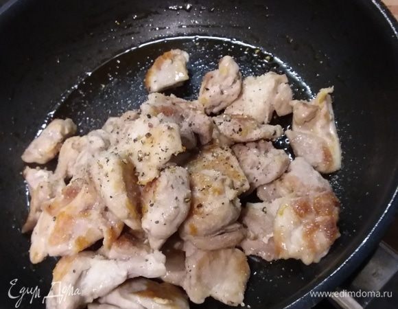Разогреть в воке масло и обжарить мясо до золотистого цвета. Не кладите сразу все мясо, в таком случае оно не будет жариться, а тушиться. Выкладывайте мясо на сковороду порционно, когда оно обжарится, выкладывайте на тарелку и жарьте следующую порцию. Посолить и поперчить мясо.