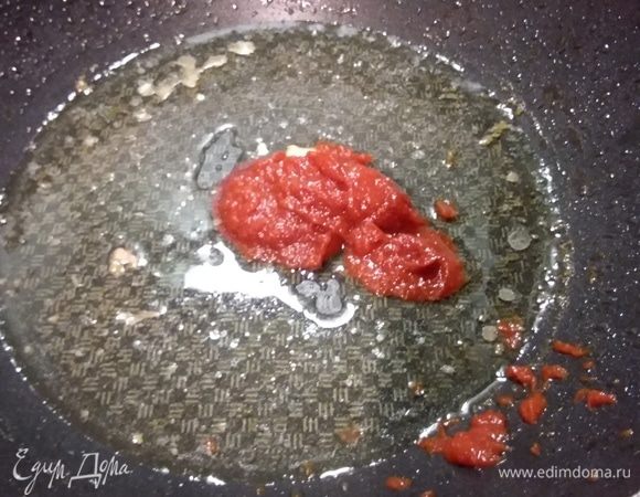 Выложить в сковороду пасту карри, обжарить полминуты.