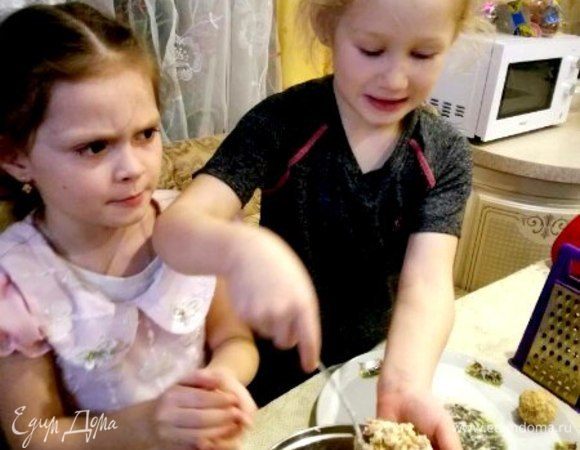 Начинаем формировать шарики, обвалять их в молотых грецких орешках.