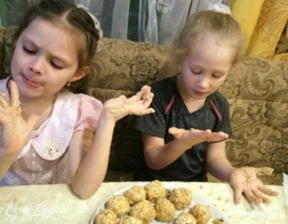 Готовые новогодние шарики выложить на блюдо, можно их украсить веточкой зелени.