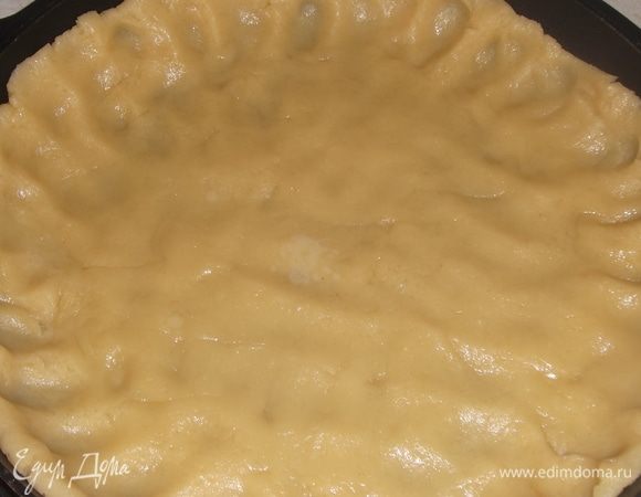 Выложить тесто в форму.