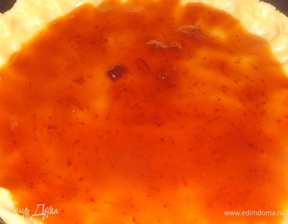 Покрыть вареньем, толщиной не более 1 см.