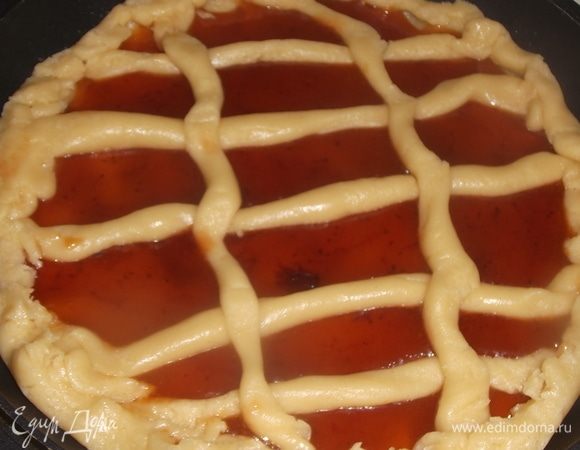 Поставить пирог в разогретую духовку до 200°С.