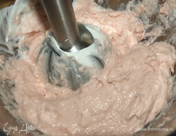 Измельчить ингредиенты погружным блендером в однородную массу. 