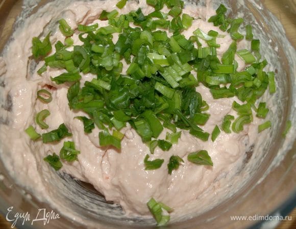 Зеленый лук мелко режем. 