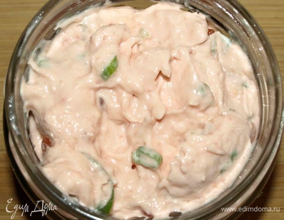 Перекладываем в банку. Отправляем в холодильник на 30 минут. Но можно есть и сразу, как приготовили. 