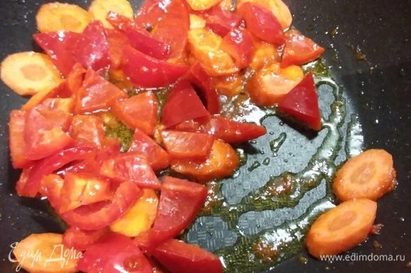 Добавить более плотные овощи, это перец и морковь, быстро обжарить.