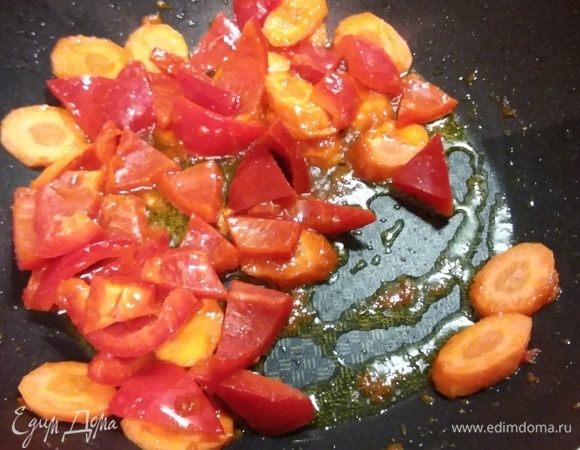 Добавить более плотные овощи, это перец и морковь, быстро обжарить.