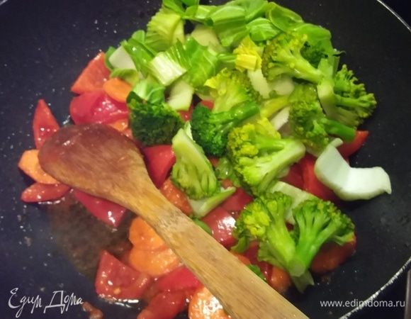Добавить остальные овощи (брокколи я заранее бланшировала в кипящей воде 2 минуты). Вместо пак-чой можно использовать шпинат или пекинскую капусту. Обжарить пару минут.