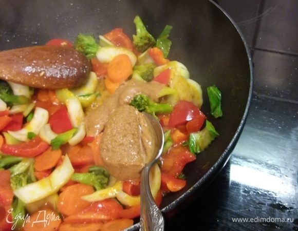 Добавить арахисовую пасту, размешать.