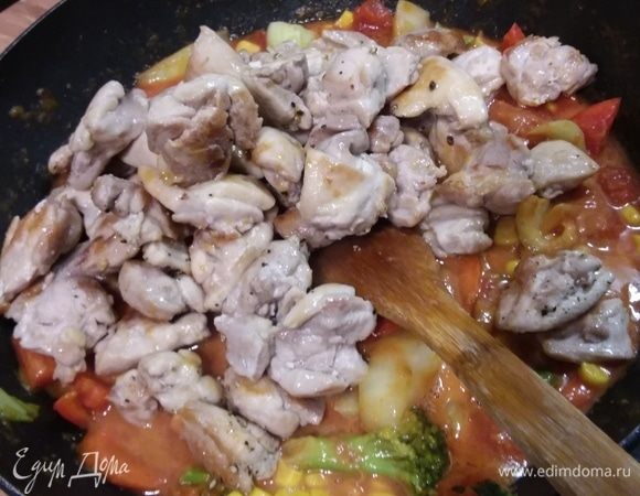 Вернуть курицу в сковороду, посолить и поперчить, проверить на остроту и по вкусу добавить еще пасту карри и щепотку сахара. Полить соком половины лайма. Тушить 5 минут.