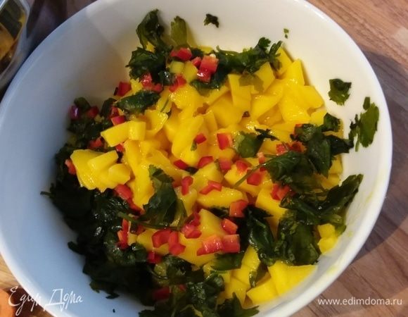 За это время приготовить самбал. Спелое манго очистить и нарезать мелким кубиком. Чили очистить от семян и перепонок и мелко порубить, смешать с манго, кинзой, соком половины лайма и солью, сбрызнуть кунжутным маслом. Можно добавить чеснок или лук, а также заменить кинзу мятой или другой травкой.