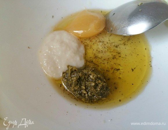 Соус. Соединить вместе соус песто, хрен столовый, мед, лимонный сок, соль и оливковое масло. 