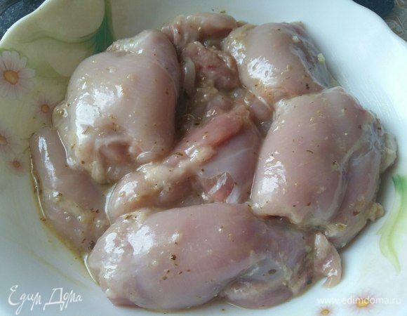 Добавить к маринаду бедрышки и оставить мариноваться на 1 час, как минимум.