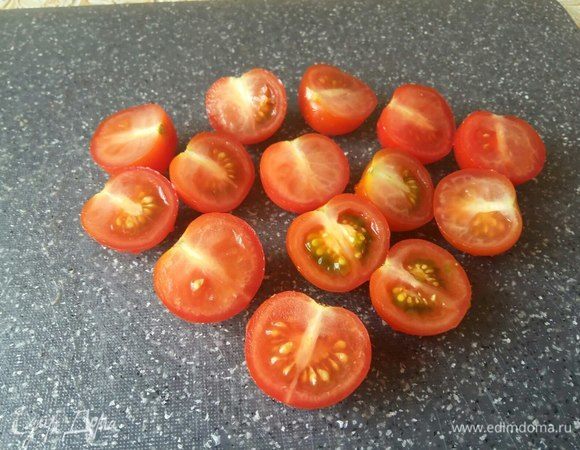 Помидоры черри нарезать пополам.