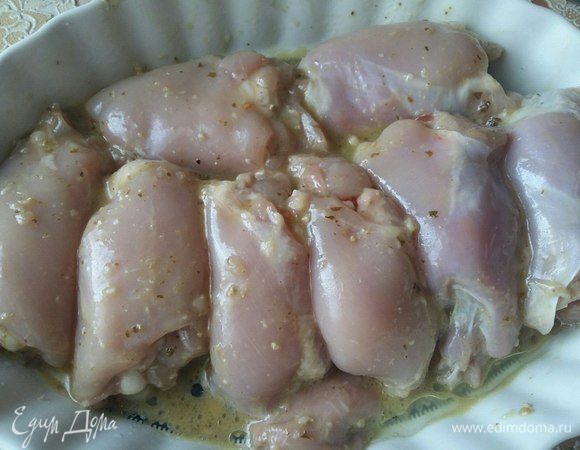 Выложить бедрышки плотно друг к другу в форму для запекания, остатки маринада вылить туда же. И поставить в духовку примерно на 45 минут (до зарумянивания).