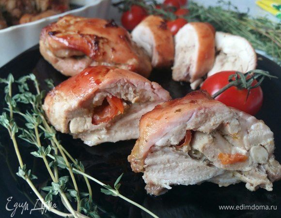 Сочненький помидорчик в центре, не менее сочная курочка со вкусом базиликового песто. Ммм... 