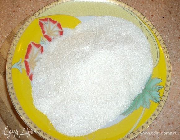 Соль и сахар — 50 на 50. А общий объем-масса из расчета 50 граммов на 1 кг капусты. Чтобы не мучиться, качаны взвешали же при покупке, вот чуть вычесть из этой массы (кочерыжка и верхние листья) — вот и масса «чистой капусты».