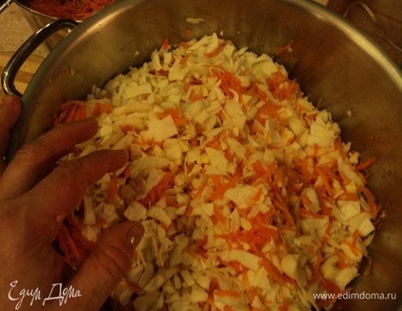 Ну, и складываем все в эмалированную и в нержавейку-кастрюльку. Классика, конечно, деревянная кадка, но с ней, честное слово, возни...