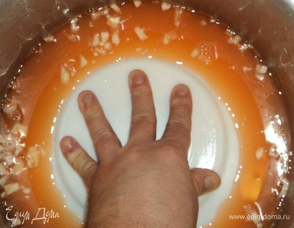 Как все уложили, тарелочку сверху подходящую (чтобы диаметром чуть меньше, чем диаметр кастрюльки) и прижали рукой, если сок вот так выступил — значит, все хорошо. Если не выступил, хорошо будет чуть позже, не волнуйтесь, выступит.