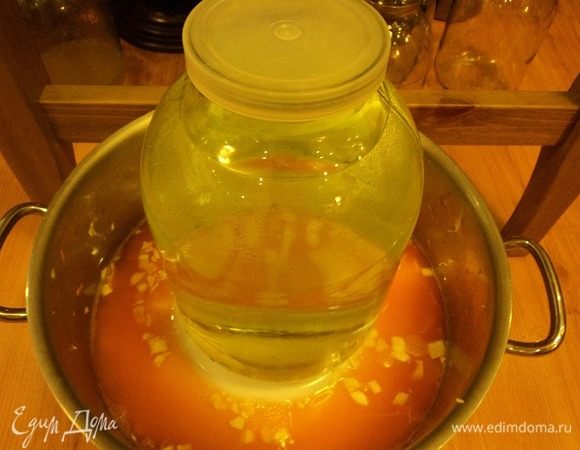 Прижали грузом, и так вот в тепле пусть стоит, дня 3–4.