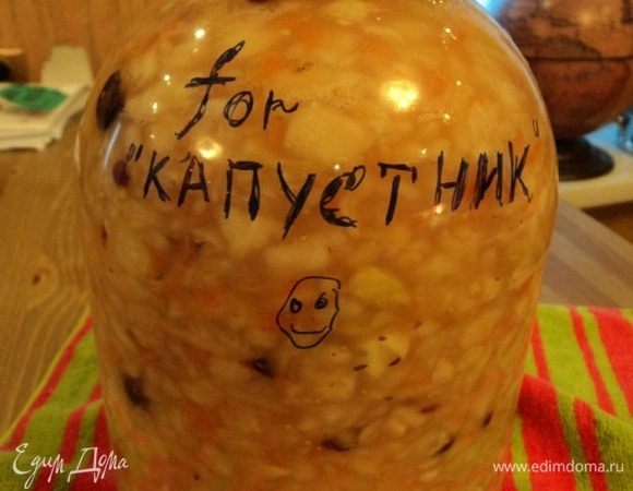 И перекладываем после этих дней квашения в тепле в баночки.
Тут и секрет, если все «идет путем», увидим, что разрезанный чеснок слегка посинел, это и будет сигналом — процесс квашения удался!
Укладываем в банки плотно, придавливаем все время каждый слой так, чтобы сверху перед крышкой сок был пару сантиметров.