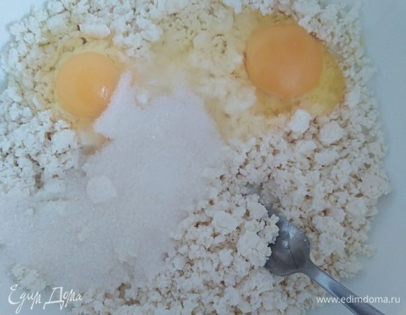 Сливочное масло растопить и оставить остывать. Растереть творог сахаром, солью и яйцами. Жирность творога не важна, я пробовала и с жирным, и с обезжиренным.