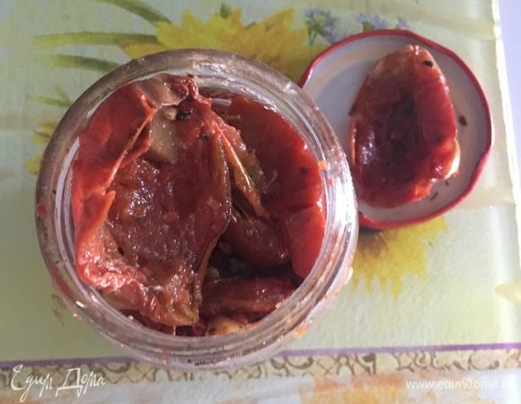 Домашние вяленые помидорки. Я взяла пять половинок. Мелко порезать.