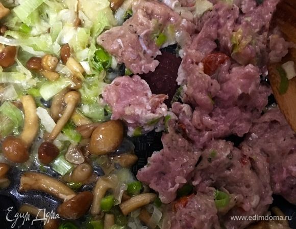 Как только лук станет прозрачным, добавить в сковороду грибы (у меня нашлись в морозилке опята). Добавить заранее подготовленный фарш индейки и помидорки. Немного посолить и поперчить. Перемешать.