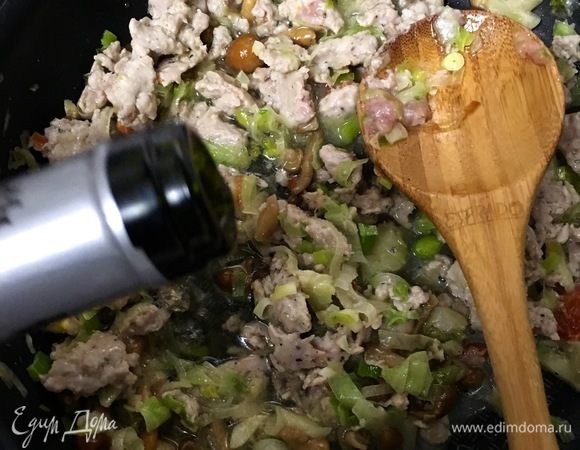 Через минуту влить в сковороду немного полусухого белого вина и дать на сильном огне вину выпариться. Затем тушить начинку для макарон уже до готовности. Оставить в сторону.