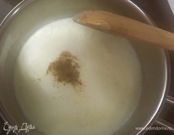 В это время в сотейнике быстренько приготовим соус «Бешамель». Растопить сливочное масло, к нему всыпать муку, перемешать и влить молоко. Уваривать соус до густой гладкой консистенции, постоянно помешивая. В конце добавить мускатный орех на кончике ножа.
