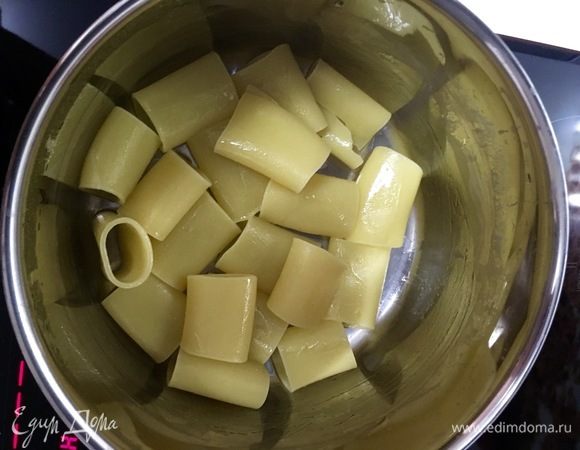 Пока готовилась начинка, макароны сварились до полуготовности. Откинуть их на дуршлаг. Немного сбрызнуть оливковым маслом, чтобы они не слипались и остались целенькими. 