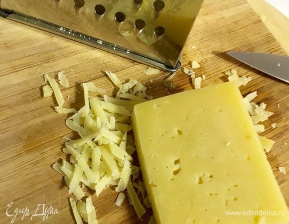 Натереть пармезан.