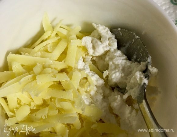 В мисочке смешать четвертинку натертого пармезана и творожный сыр. Перемешать. Добавить оставшийся соус «Бешамель» и вмешать фарш с овощами со сковороды.