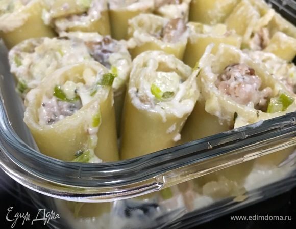 Теперь аккуратно, чайной ложечкой и помогая себе пальчиками, необходимо начинить наши столбики. На самом деле это совсем не сложно. Они стойко держатся вертикально и держат начинку!