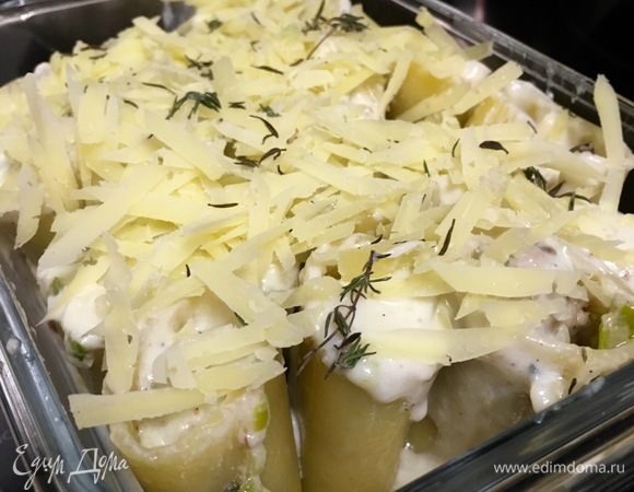 Сверху присыпать оставшимся пармезаном и тимьяном. Поставить запекаться в заранее разогретую  духовку до 180°С до готовности. Я еще немного подлила на дно формы водички и прикрыла фольгой. Когда макароны стали полностью готовы, сняла фольгу и запекла под грилем.