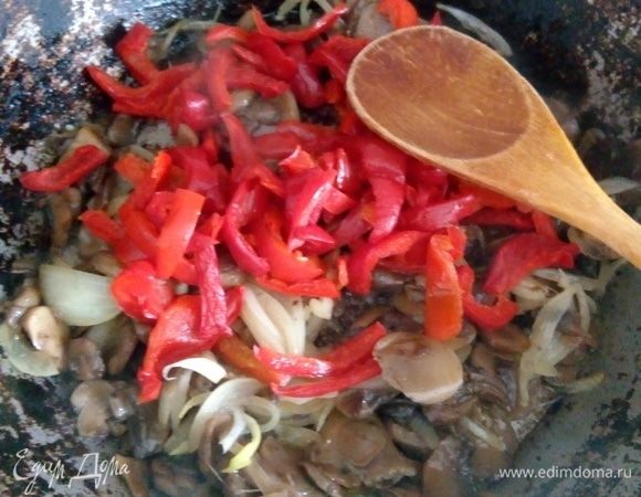 Сладкий  болгарский перец порезать полосками, добавить на сковороду к грибам. 