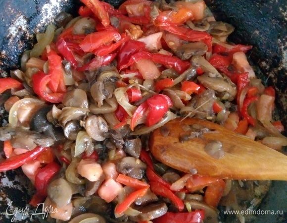 Помидор обдать кипятком, снять шкурку, нарезать кубиками и добавить к перцу.