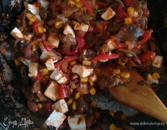 Добавить сыр адыгейский, нарезанный квадратиками (если его нет, можно другой какой-нибудь творожный сыр, например, овечий, фета, можно вообще по экспериментировать и добавить брынзу, вкусы разные у всех).