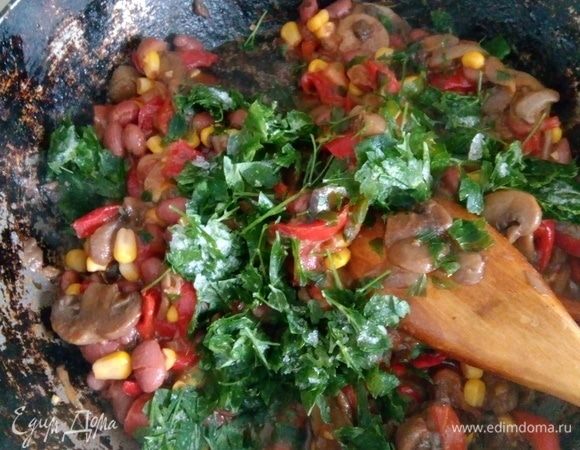 За несколько минут до конца приготовления засыпать фасоль ТМ «Фрау Марта», кукурузу (без жидкости) и зелень. 