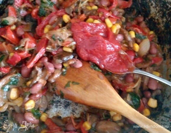 Добавить 6 ч. л. томатного соуса, если нет, тогда томатную пасту, специи, слегка потомить, чтобы все ингредиенты пропитались специями. Кто любит поострее, можно добавить острый перчик.