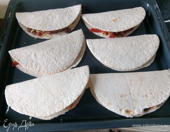 В духовку на 10–15 минут при температуре 180°С.