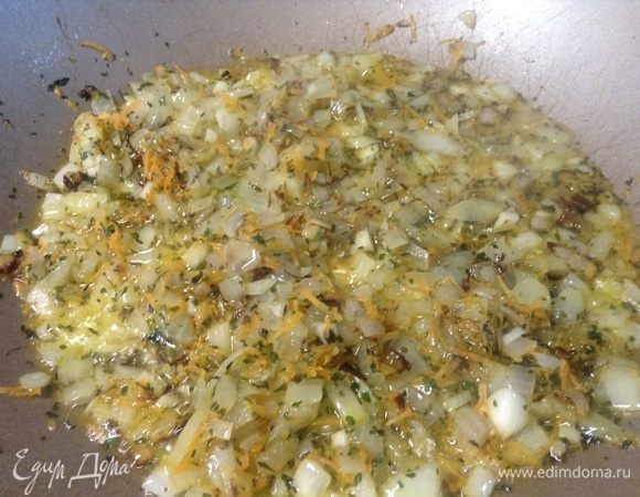 Тем временем морковь на мелкой терке, лук нашинковали, чеснока несколько зубчиков мелко нарезали, на сковородку в масло растительное, туда же можно и травку какую сухую.