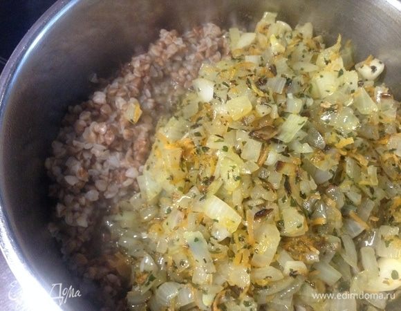 Добавили в кашку из сковородки все.