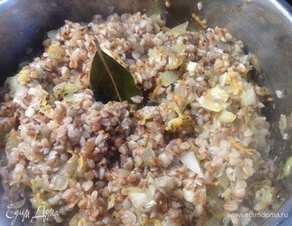 Перемешали, лавровый лист воткнули в серединку.